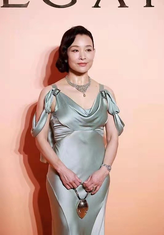 真服了陈冲60岁还敢挑战修身露肩裙身材虽发福但气质依旧绝