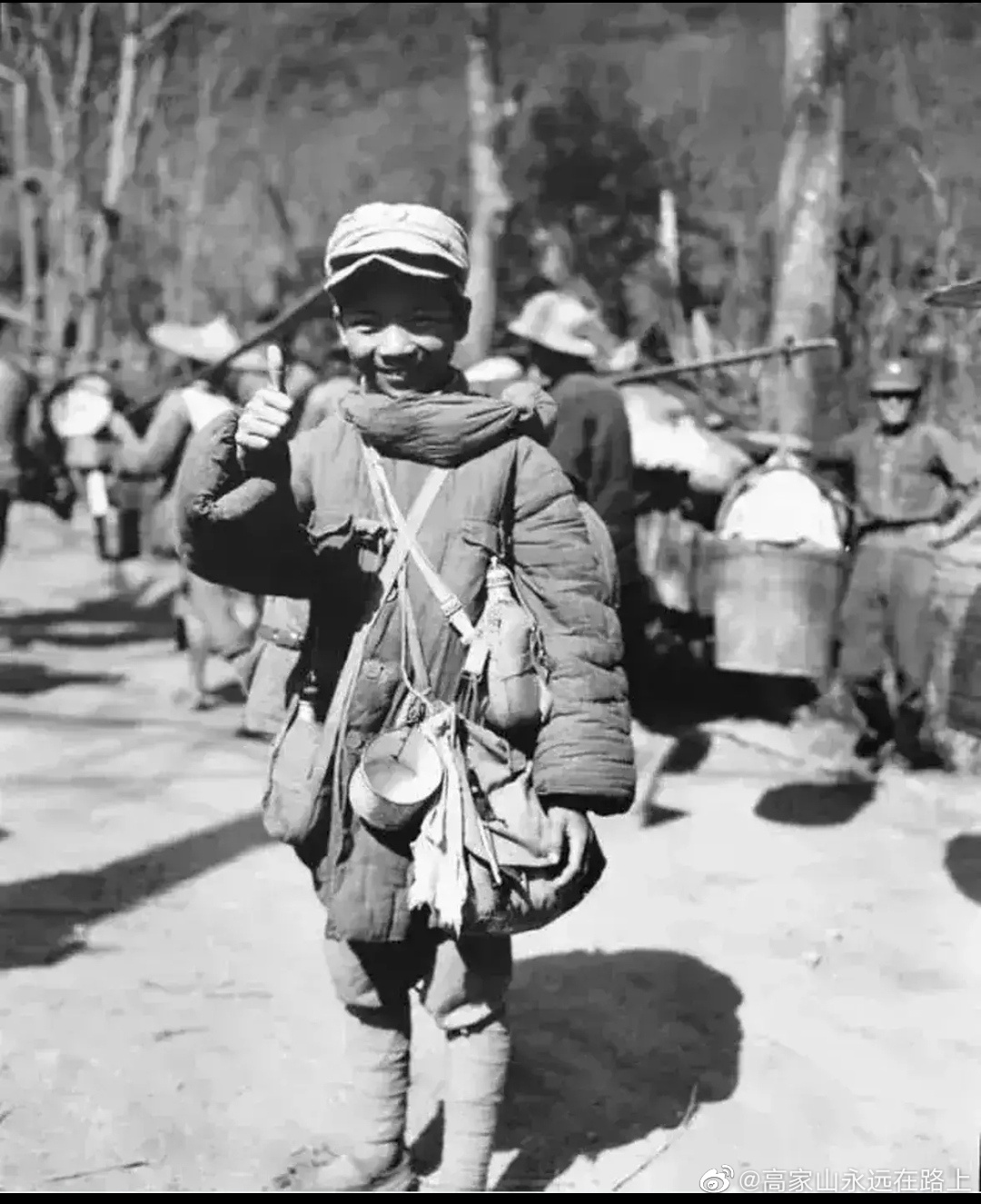 这么小的孩子已经是小八路军了看看他的气质