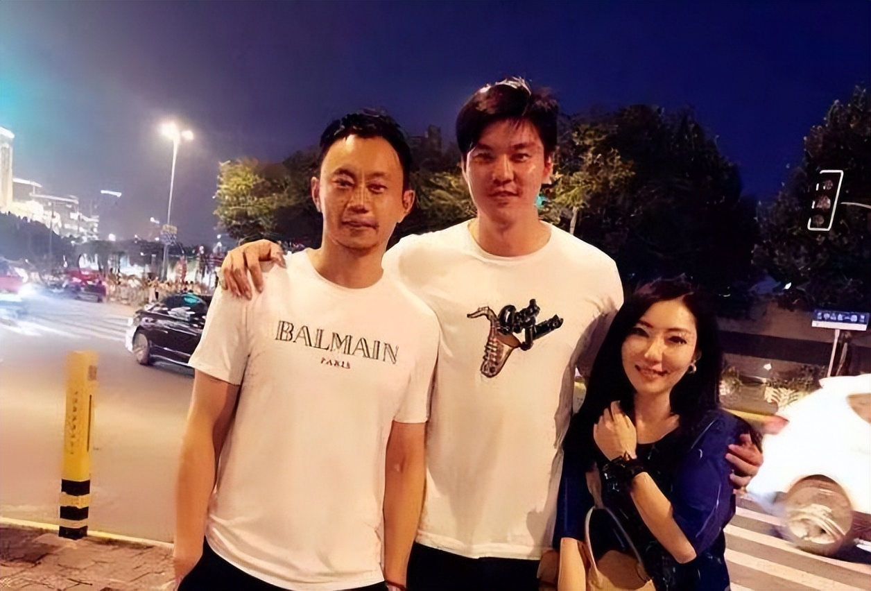 越低的情况下,李洪庆摊牌了,那就是瞄准上海队2米16的中锋——董瀚麟