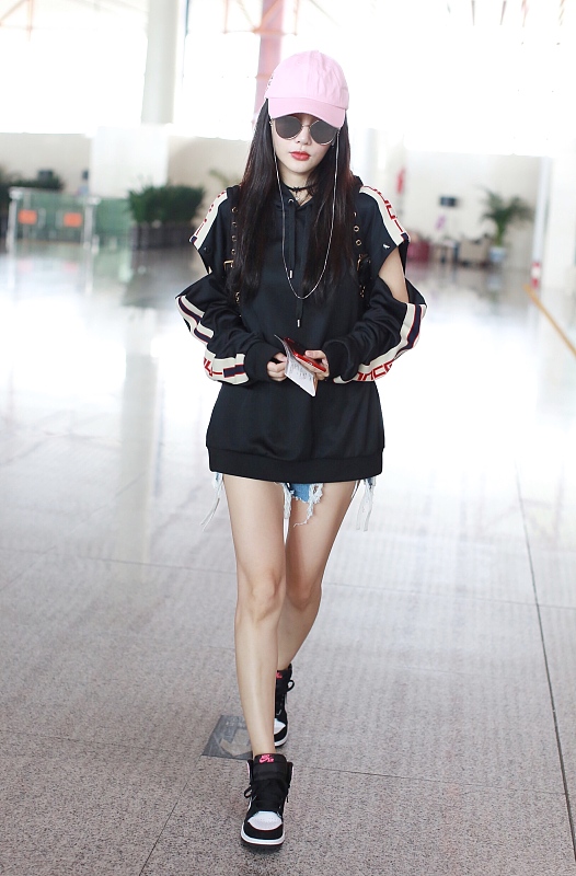 李小璐真是挺潮的简约穿搭尽显时尚感身材气色都不错