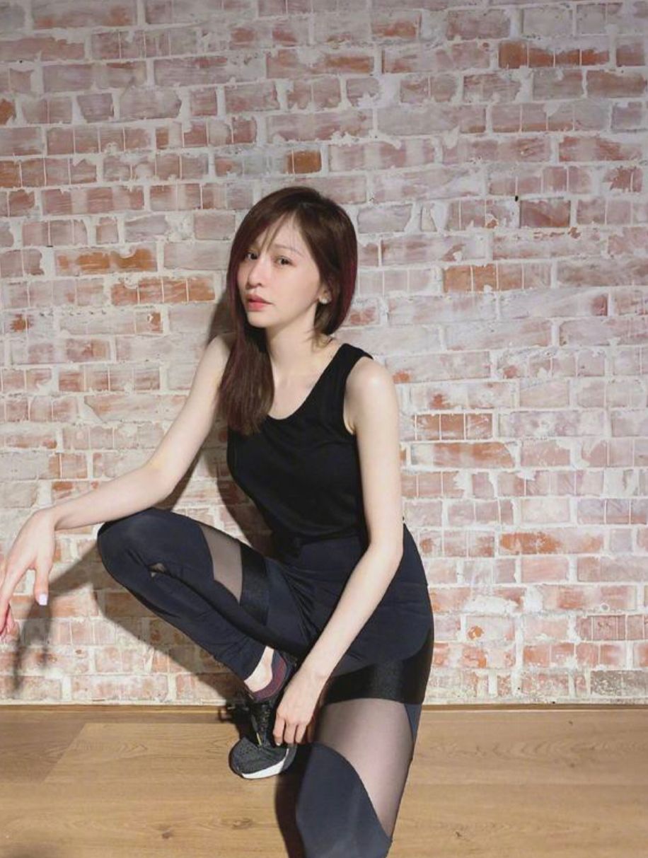 40岁王心凌太嫩了黑背心配透肤裤少女感明显说她20我都信