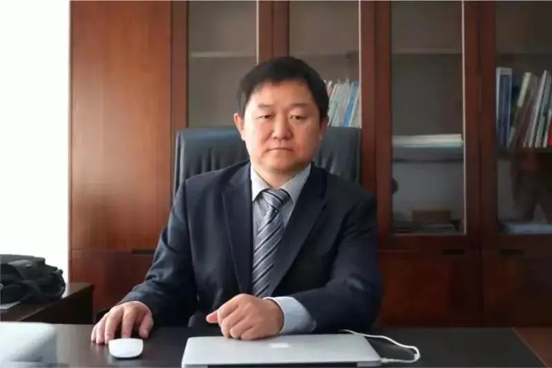 跟电子产品打交道的彭浩看到了手机商机,于是在深圳创立了信维通信