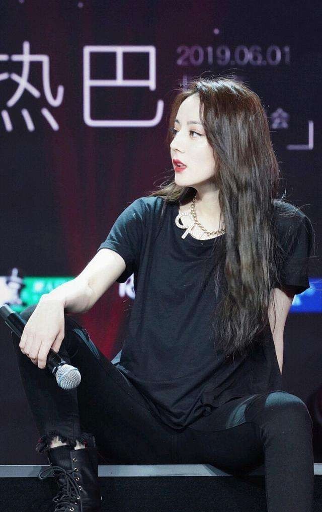 女星坐姿千奇百怪:刘诗诗优雅,赵丽颖传统,唯独热巴总爱分叉腿