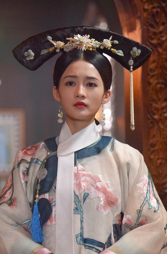 在古装剧《如懿传》中,李沁饰演的"寒香见"惊艳了不少观众,气质清冷