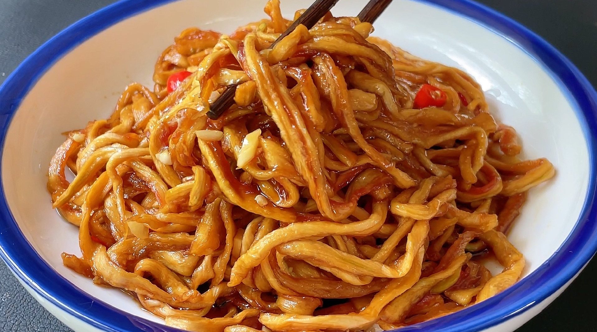 西瓜皮不要扔了,老做法教会你,做成酱西瓜皮,配馒头米饭超下饭__财经