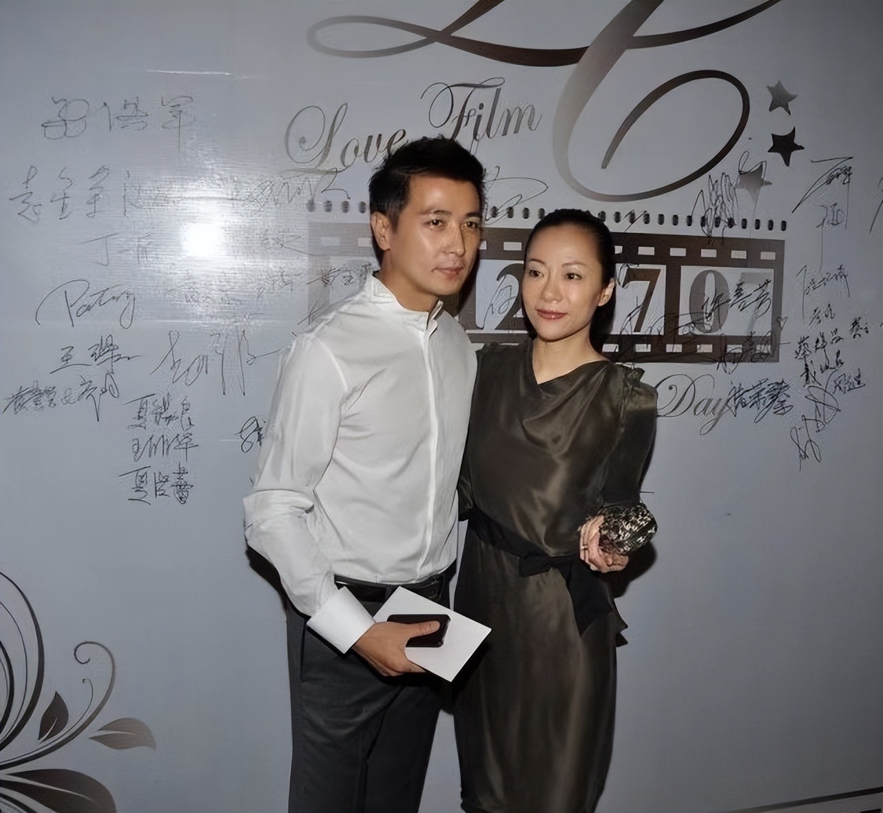 保剑锋罕携妻亮相妻子打扮阔气挺漂亮五官大气一看就强势