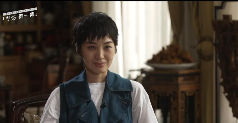 对话郭德纲的是许戈辉,2022年采访郭德纲的人则是美女记者田川