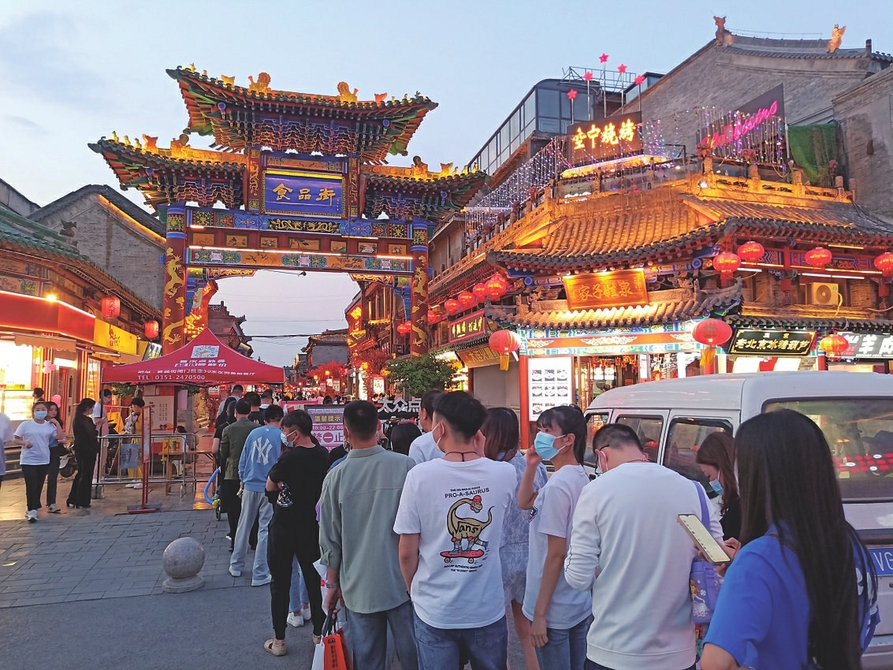 一个不夜城,华灯起,车声响……5月20日傍晚,记者来到太原市铜锣湾夜市