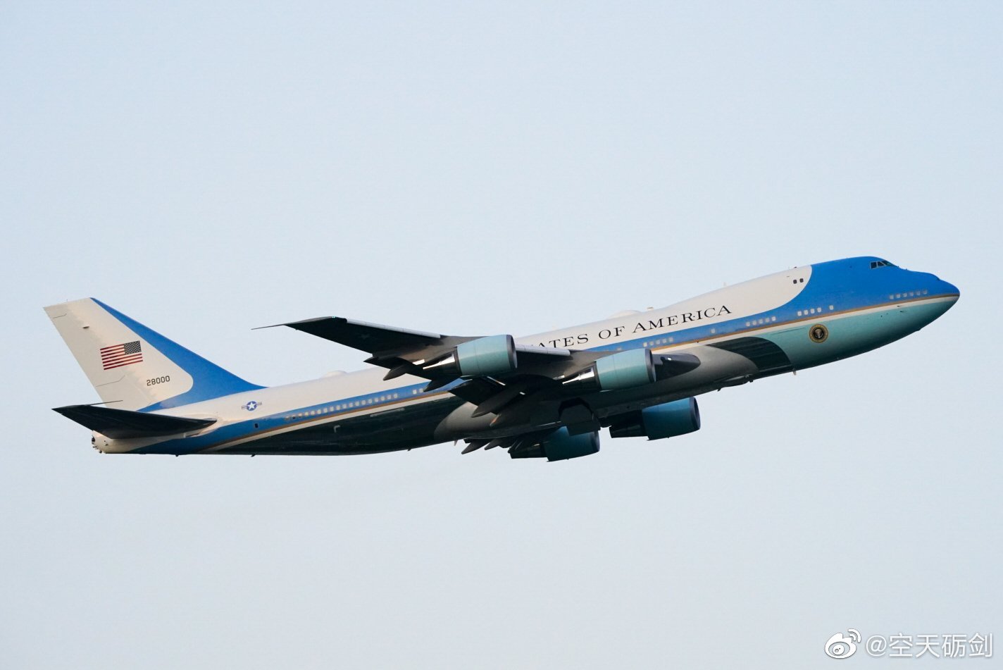 拜登乘坐的空军一号专机今天飞离日本横田空军基地