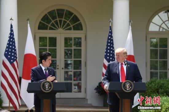 资料图：当地时间2018年6月7日，美国总统特朗普（右）在白宫会见日本首相安倍晋三，并共同会见记者。 中新社记者 刁海洋 摄