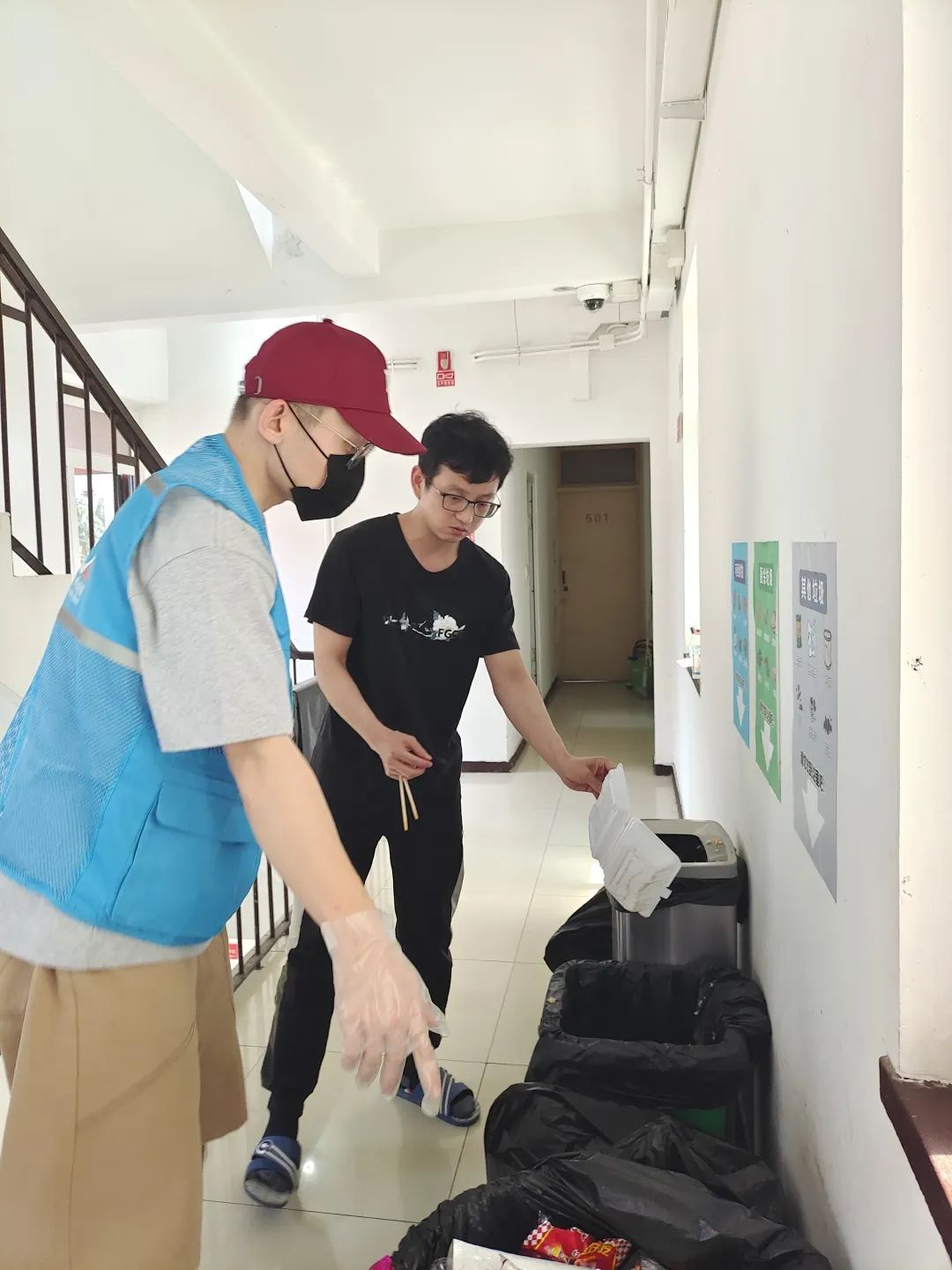 北京校园取消堂食后生活垃圾增多怎么办大学生志愿者引导垃圾分类