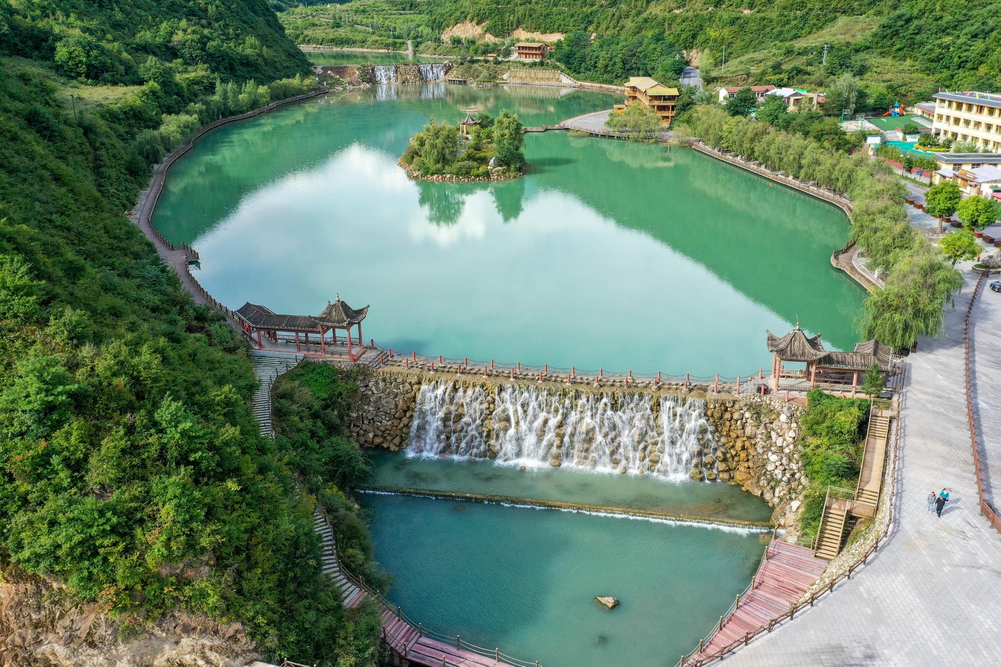 宕昌县把旅游业作为县域经济战略首位产业,积极探索从"景点旅游"向"
