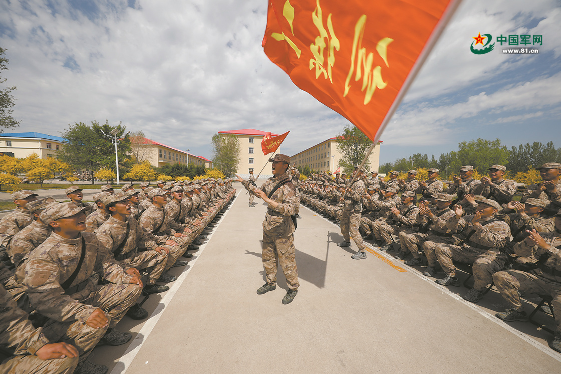 火箭军某基地训练团新兵训练新兵党员训练场上当标杆
