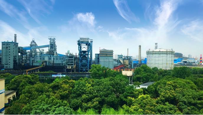 方大特钢持续推动资源高效利用和绿色低碳发展，将超低排放作为促进企业可持续发展的重要工作。图为方大特钢厂区。