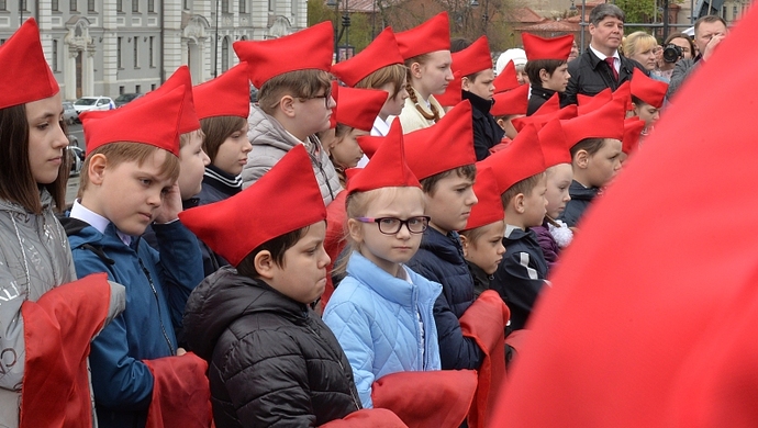 俄共红场庆祝少年先锋队成立100周年,中国女孩中俄双语献唱|俄罗斯