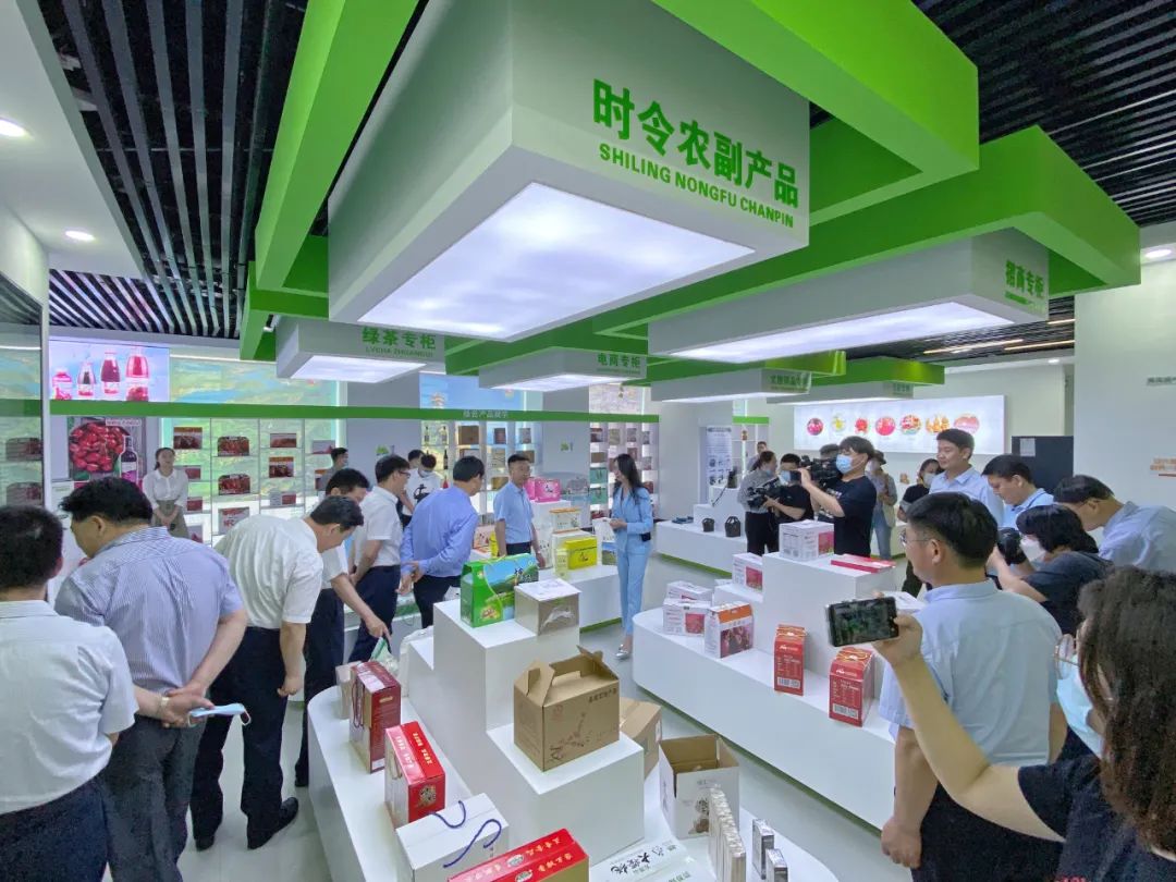 旗舰店展示区域不仅展示了五莲的人文底蕴,风景名胜,特色农副产品,还