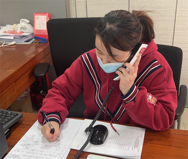 上海分行营业部朱敏华正在排查客户疫情期间金融需求