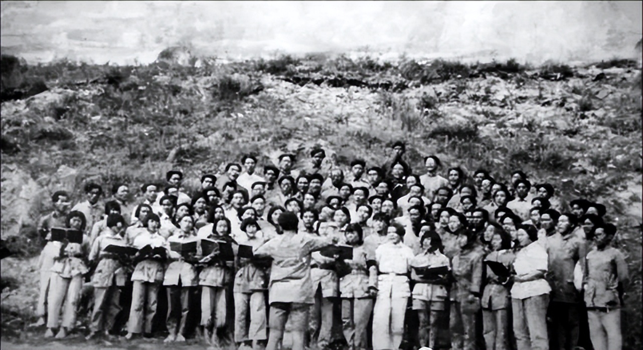 冼星海指挥《黄河大合唱》从此,保卫黄河,保卫华北保卫全中国的歌声