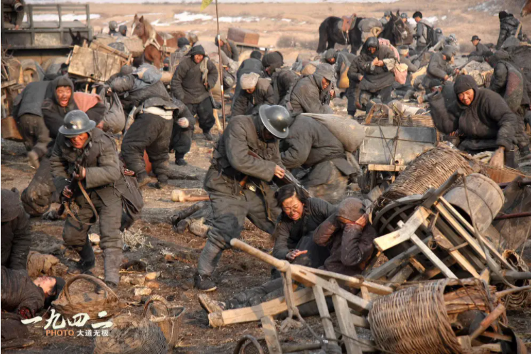 剩下的拴柱,花枝和女儿星星(王子文 饰)成了彼此一路依靠的见证.