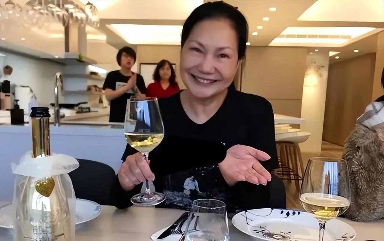 徐妈称汪小菲就像儿子不顾大s劝阻与他联系鼓励他找贤妻良母