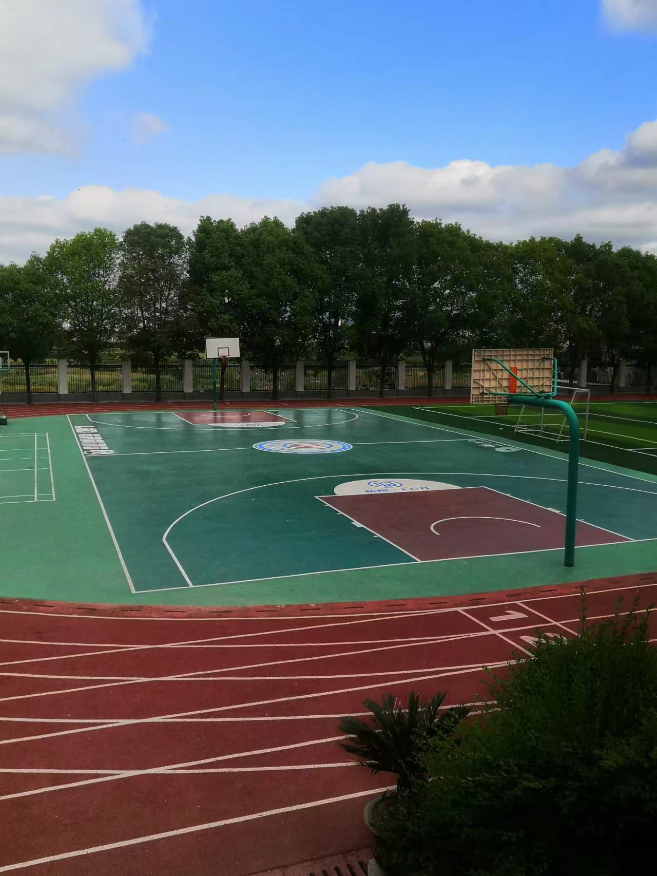 为孩子们修建的篮球场。