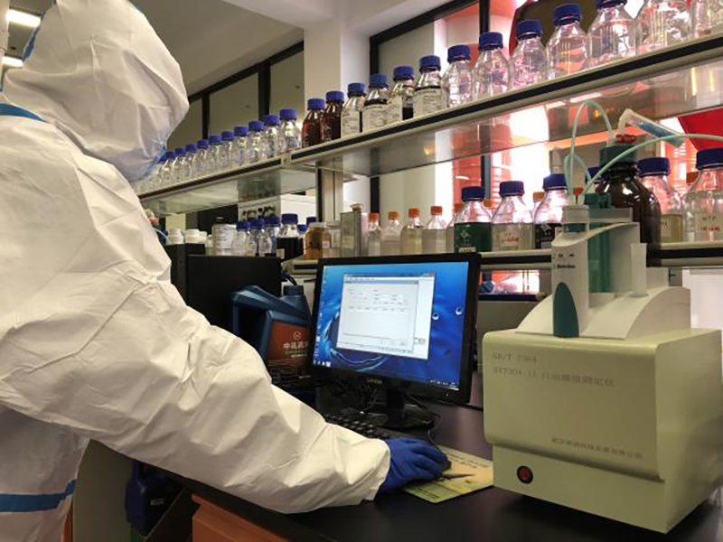 柯赛德斯加美石油集团有限公司的工厂技术人员正在对工厂产品进行检测