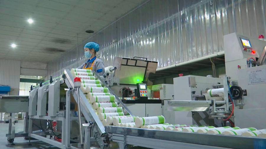 但在梨花面业的面粉生产车间给人的第一印象就是干净:排列整齐的现代