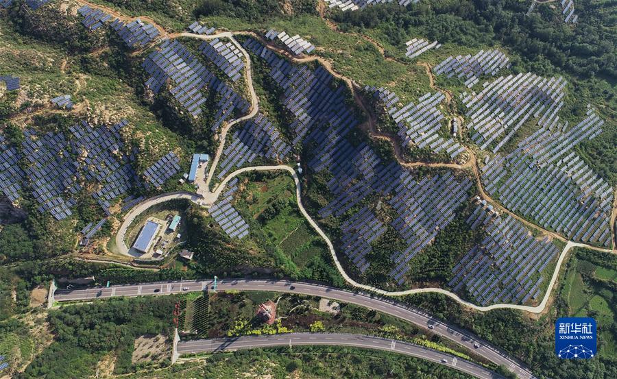 　　通往西柏坡的高速公路和西柏坡镇一处荒山上的光伏发电场（2019年8月16日摄，无人机照片）。新华社记者 杨世尧 摄