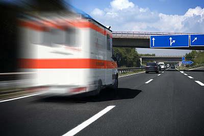 90后小伙失联8小时后被发现不省人事，医生：别以为年轻就没事休闲区蓝鸢梦想 - Www.slyday.coM