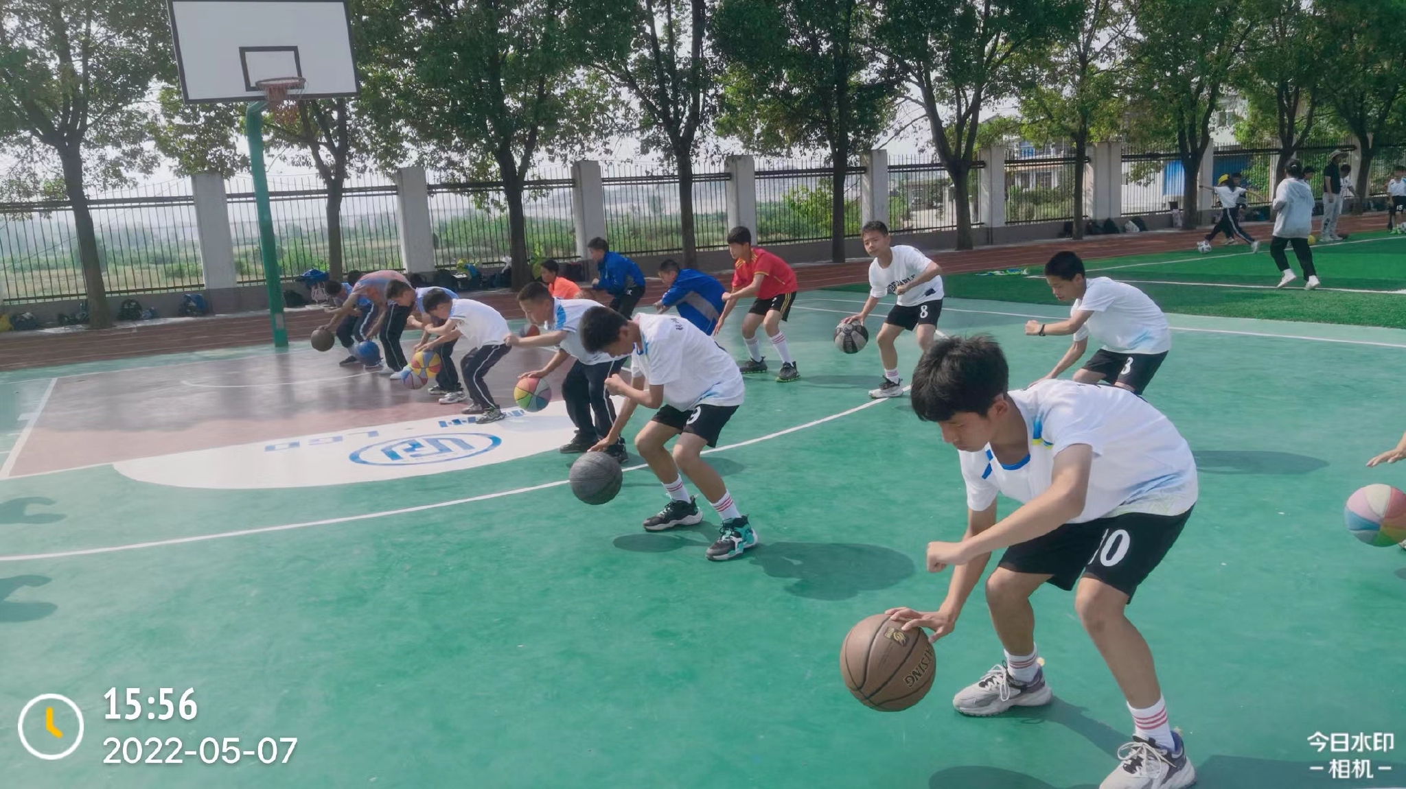 孩子们在新修建的篮球场活动。