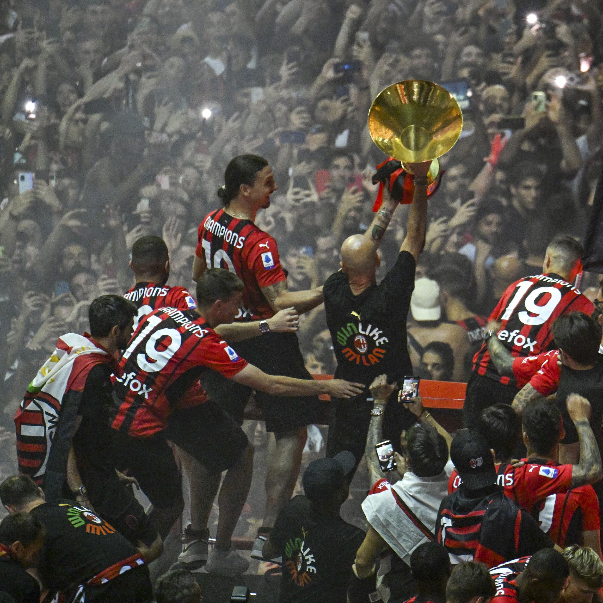 足球——意甲:ac米兰与球迷共庆夺冠