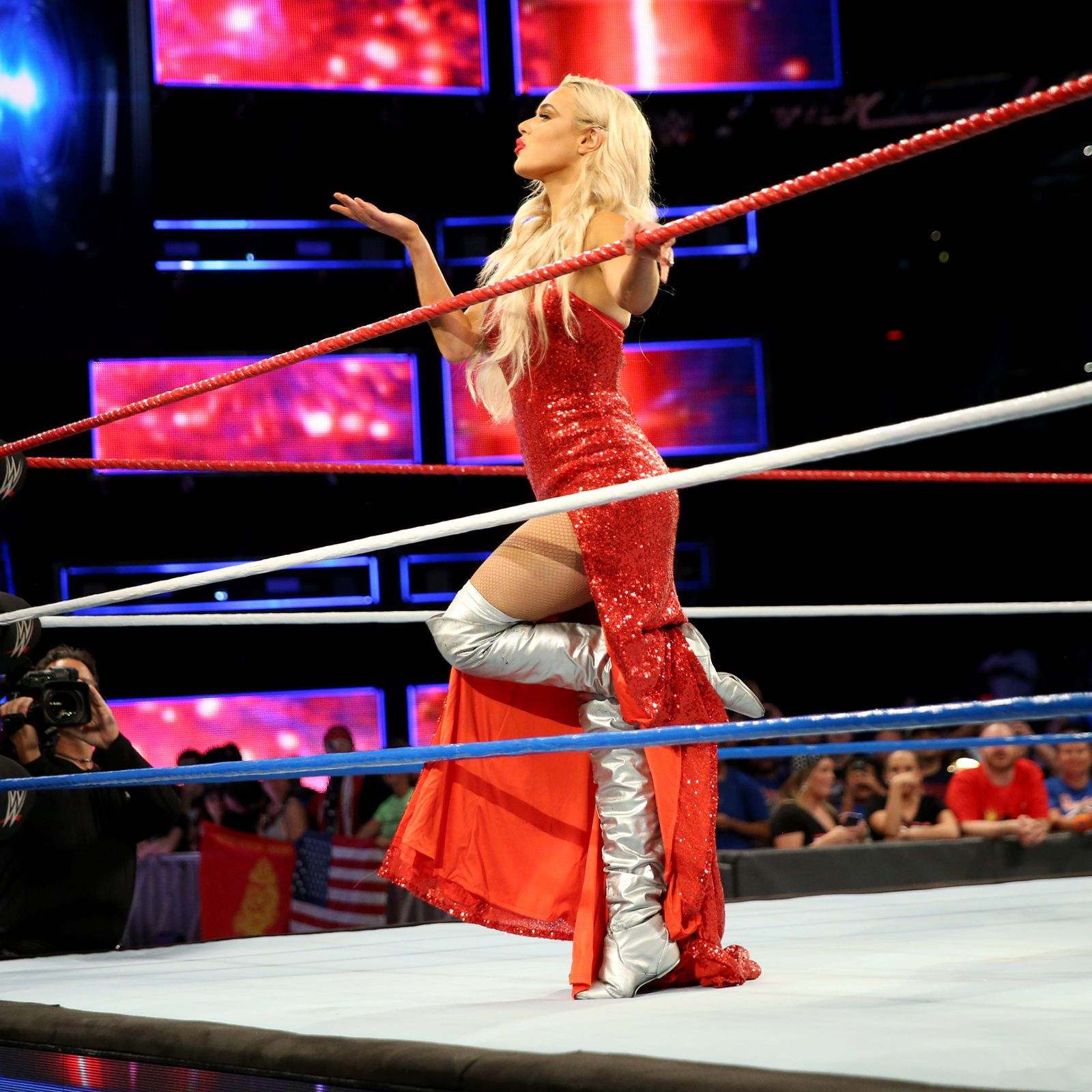 拉娜是2013年开始进入wwe工作的,由于颜值和身材,拉娜一度是wwe不可或