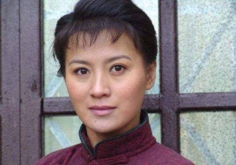 因亮剑一夜成名,抛弃原配娶小13岁女星,娇妻曾是陈道明梦中情人