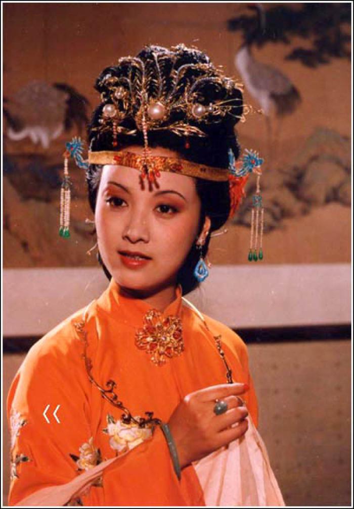 都曾是王熙凤组候选人,后来乐韵离开剧组去了香港,周月演了尤三姐