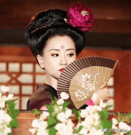女星以扇遮面的造型,躲过赵丽颖,扛住安以轩,却被郭碧婷雷到了