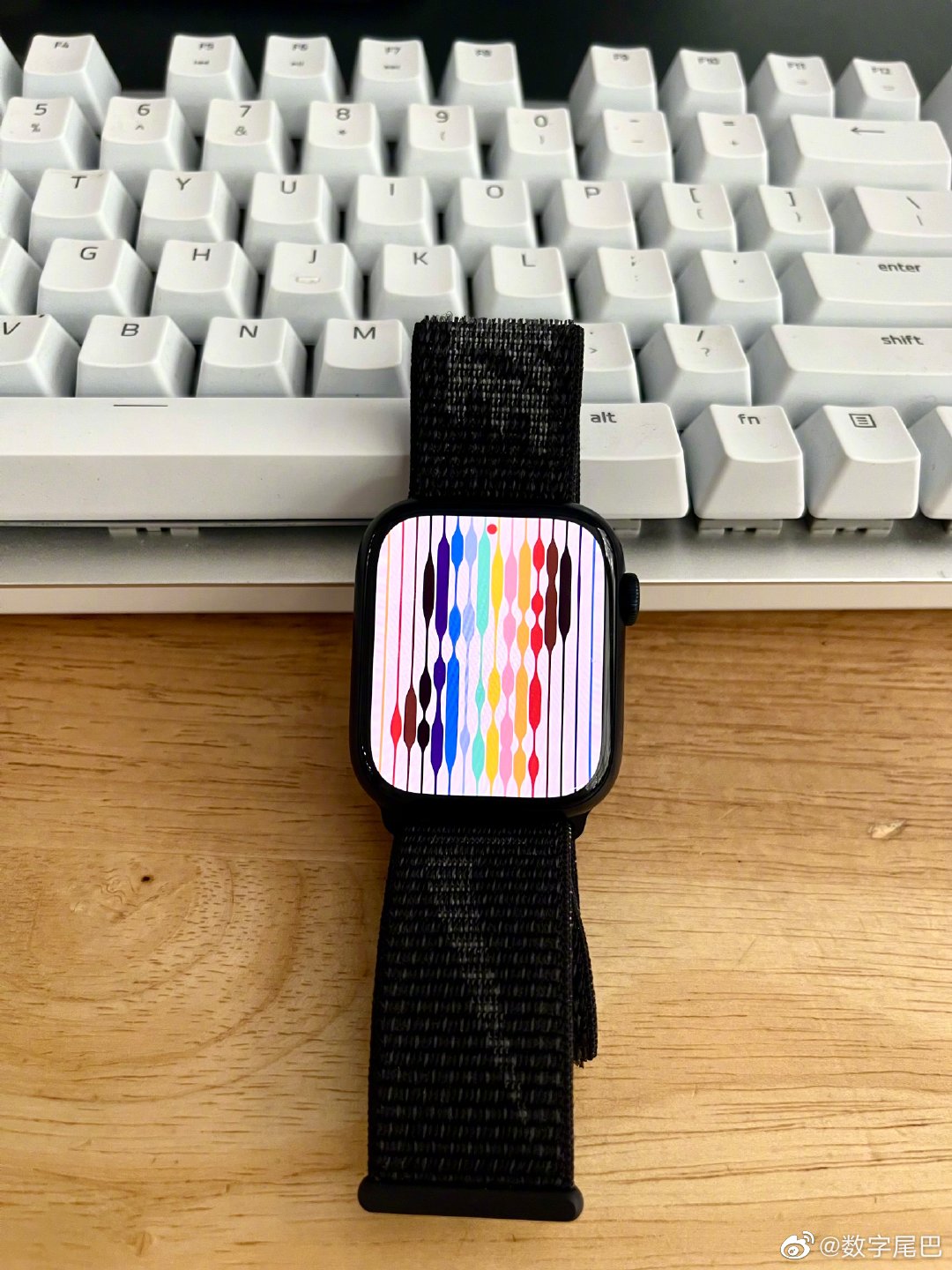 苹果applewatch上线了全新彩虹线条表盘好看是好看