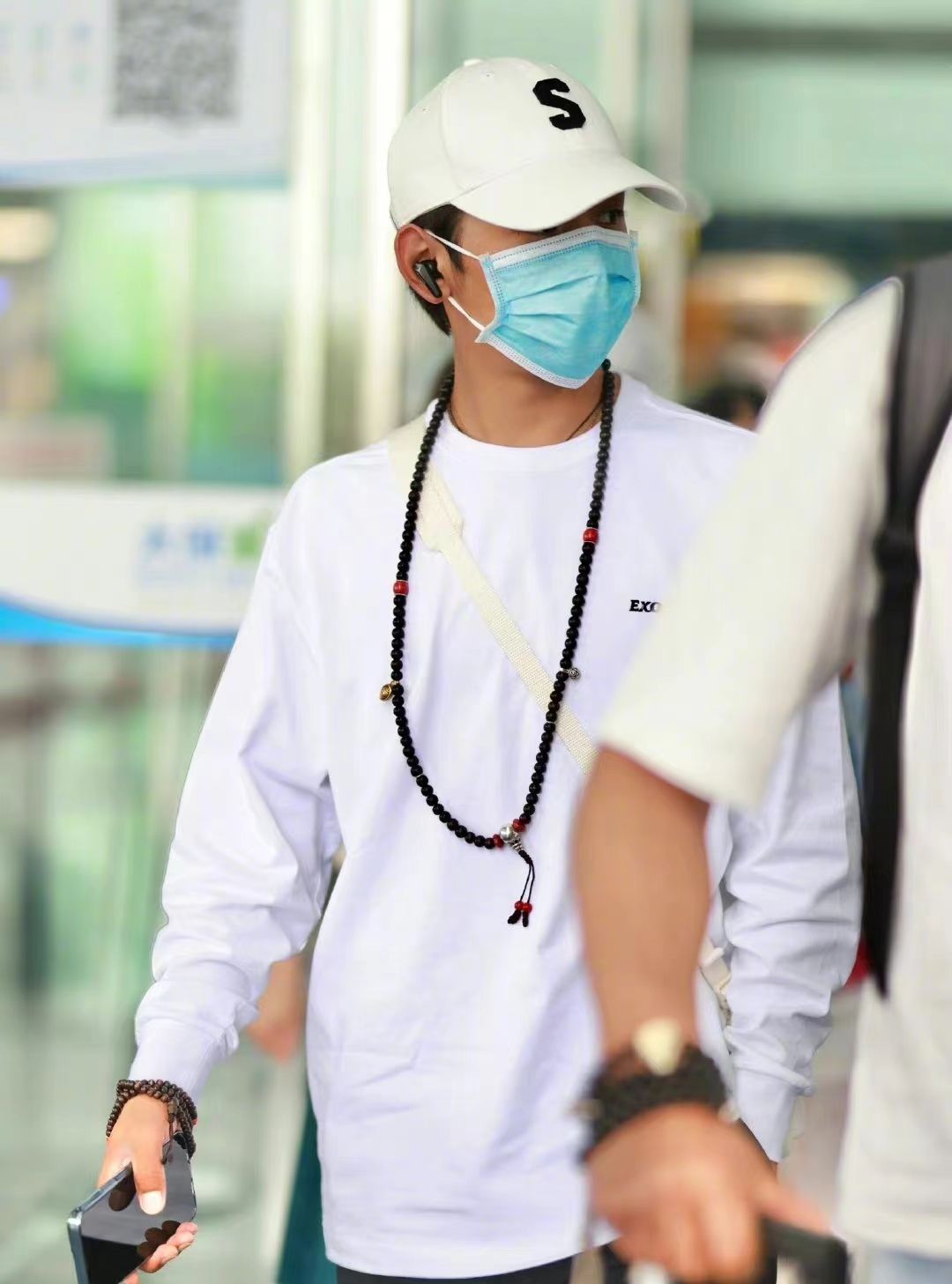 丁真超帅走机场!