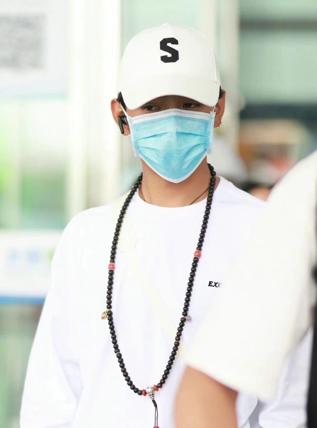 丁真超帅走机场!