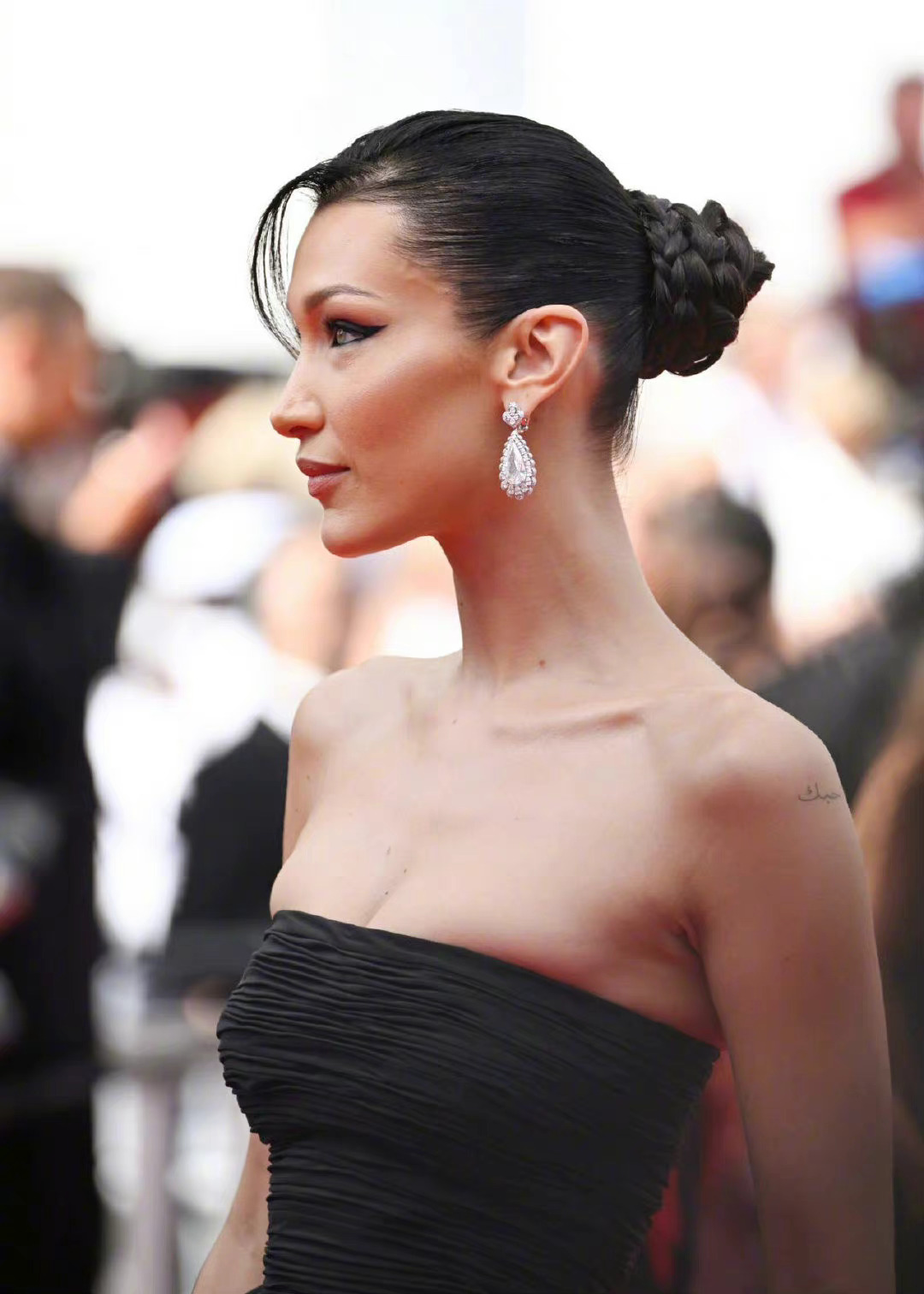 bellahadid穿着versace1987年的古董裙亮相戛纳电影节红毯