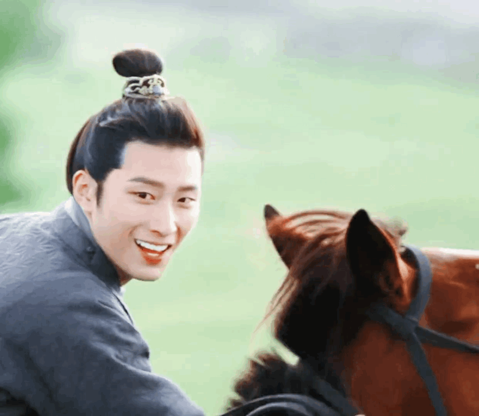 可窦骁骑马就是很帅啊,单手骑马不比坐摇摇椅的强?