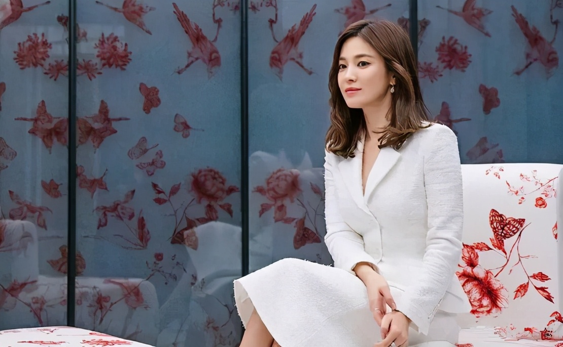 这次宋慧乔终于美回来了白色西装精致短发脸上多了一丝笑容