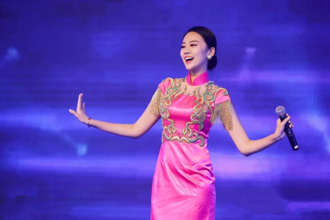离不开她的专业基础,现任辽宁歌舞团青年独唱演员的关彤,师从男高音