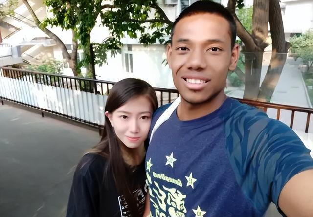 cba祝铭震晒合照被漂亮女友水下公主抱女友身形匀称太养眼