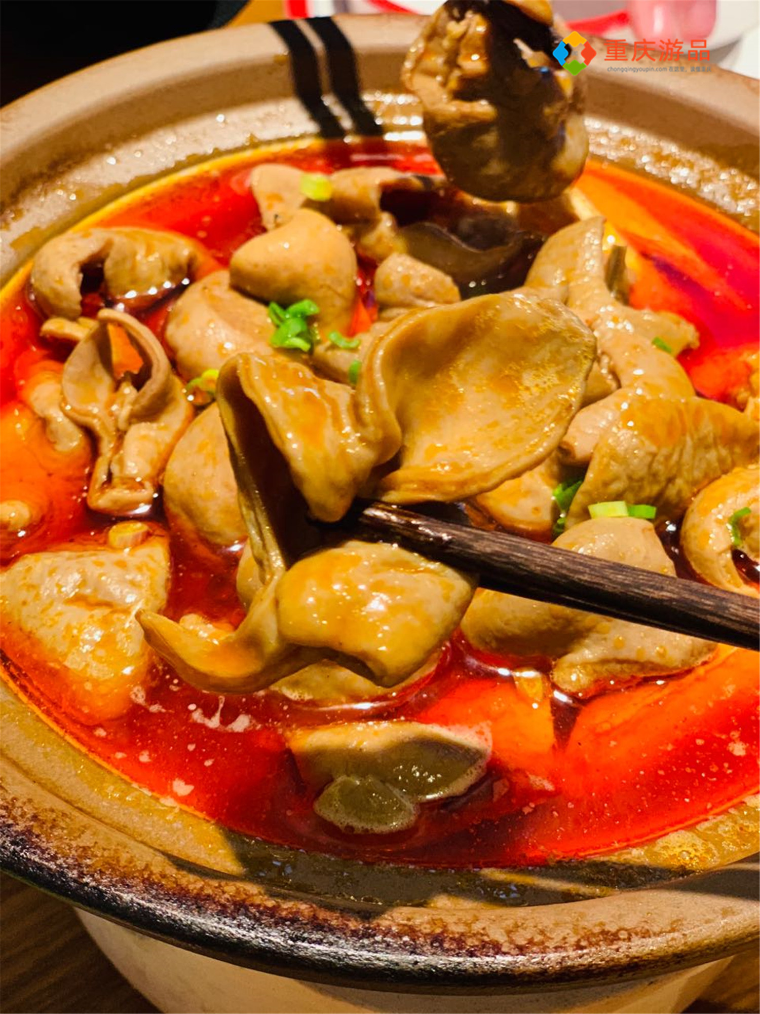 砂锅烧肥肠其实就是红烧肥肠,69元一份,砂锅虽然不大,但非常的分量很