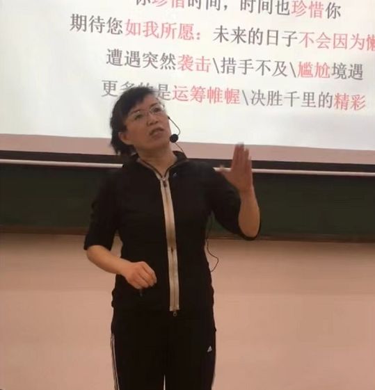 当社牛老师碰上社恐学生，上课画面太美，学生：有你是我的福气休闲区蓝鸢梦想 - Www.slyday.coM