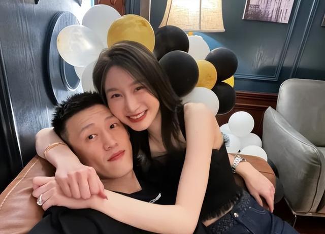 33岁周鹏秀恩爱娇妻穿紧身短裙少女感十足看不出已生2娃