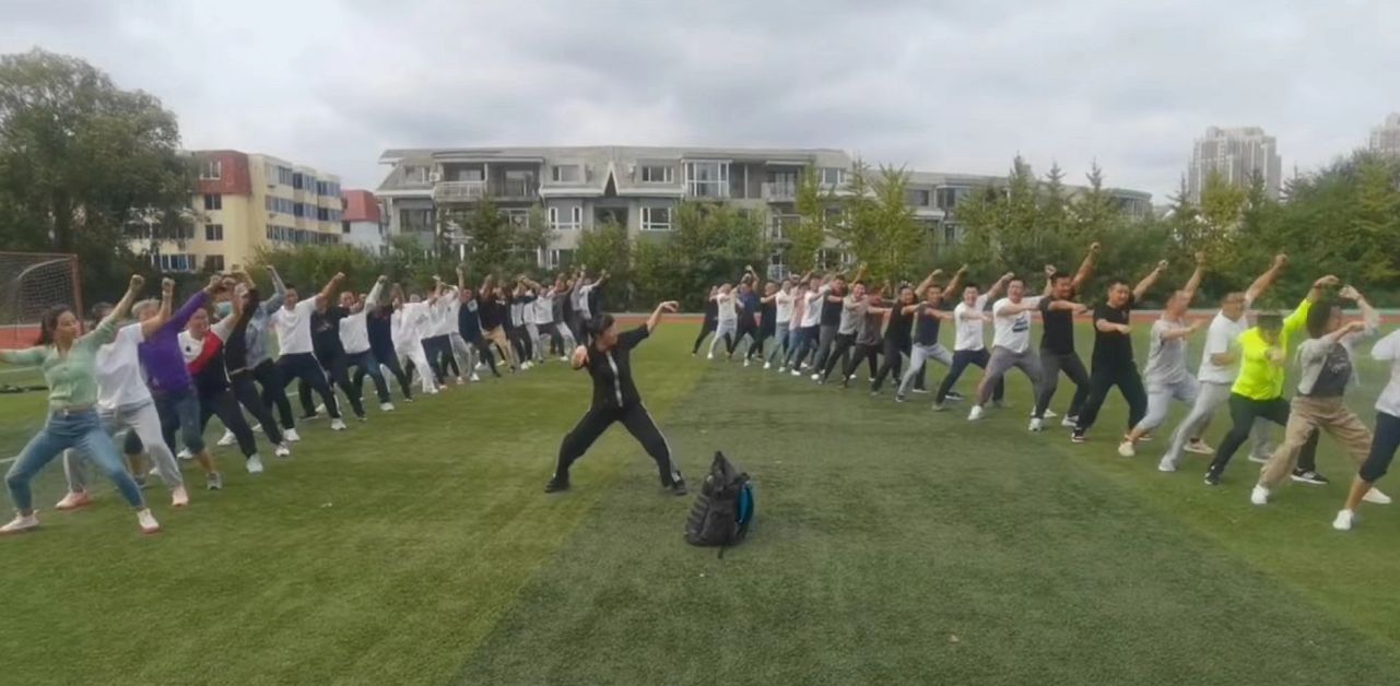 当社牛老师碰上社恐学生，上课画面太美，学生：有你是我的福气休闲区蓝鸢梦想 - Www.slyday.coM