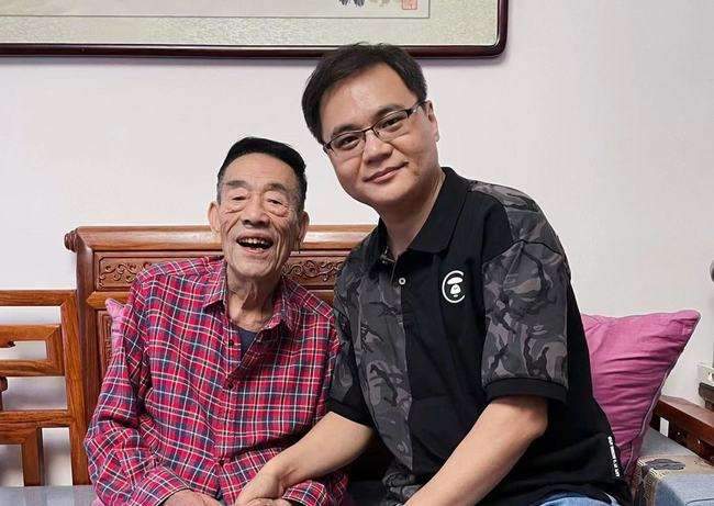 90岁杨少华晚年高能大碗喝酒大口吃肉毫不忌口享快意人生