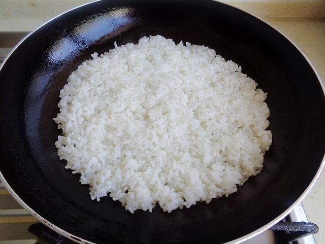 剩米饭不要做蛋炒饭了几分钟做成锅巴饼香喷喷的做早餐真香