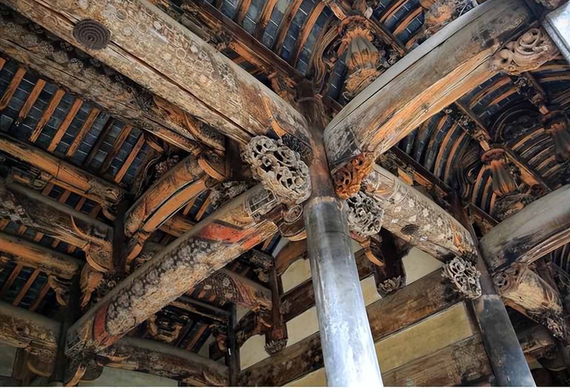 在柱子归位之后,先安装檐檩(檐枋).